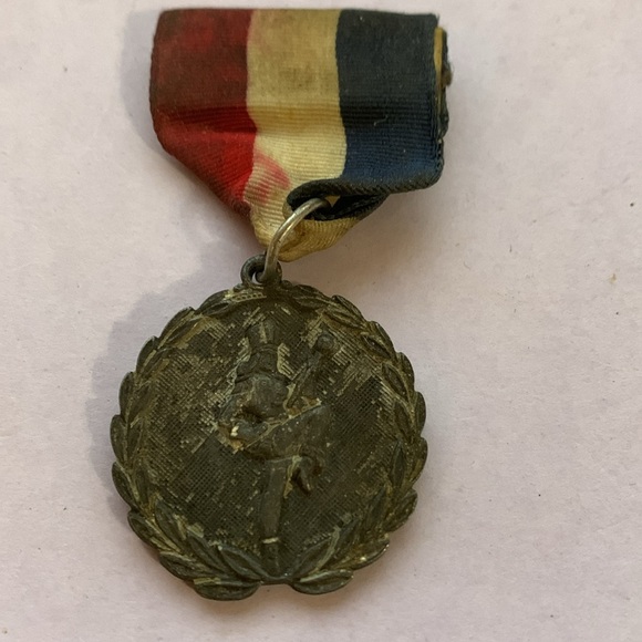 Vintage Majorette Award Marching Band School Medallion NEEDS GOOD CLEANING* - Picture 2 of 3
